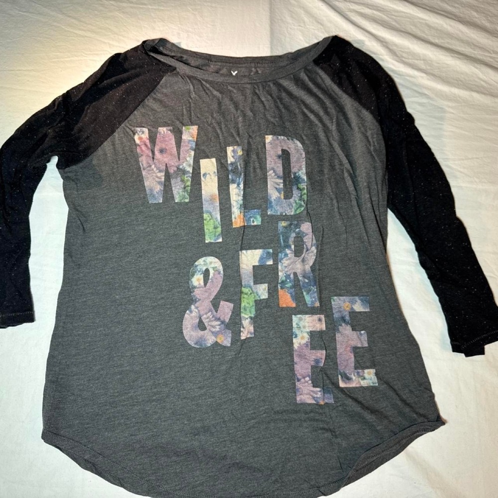 American Eagle grey long sleeve shirt with "wild and free" graphic. Size XL